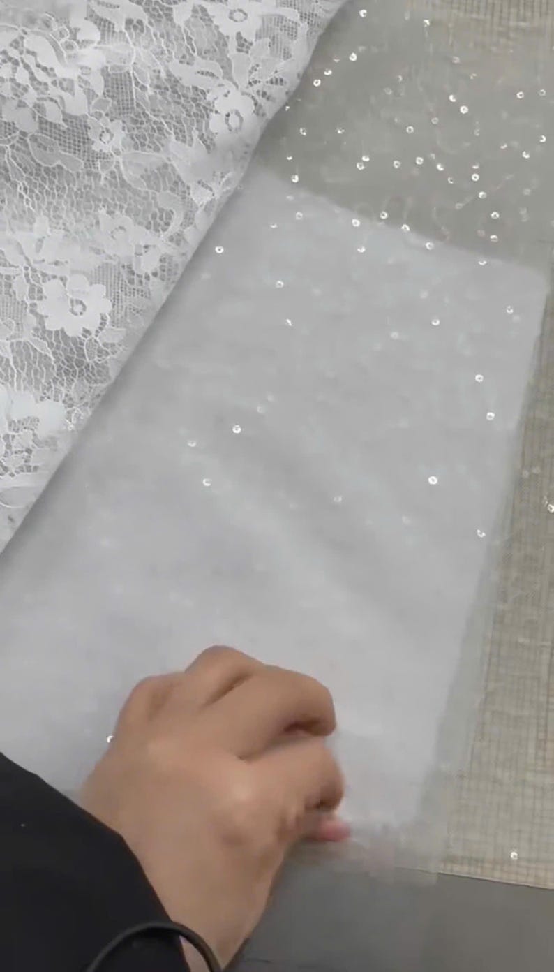 Vestido de novia de gala sin tirantes con perlas y pedrería hecha a mano, escote corazón, corsé de encaje y tul. imagen 7