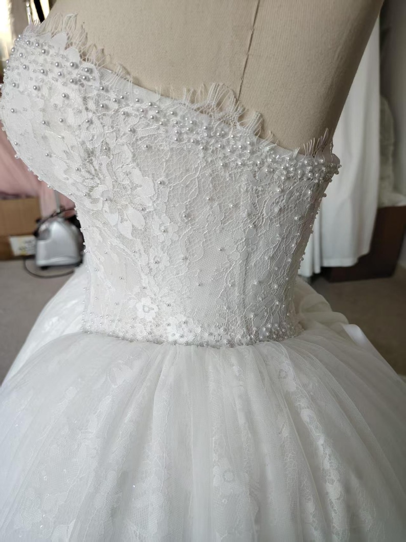 Vestido de novia de gala sin tirantes con perlas y pedrería hecha a mano, escote corazón, corsé de encaje y tul. imagen 10
