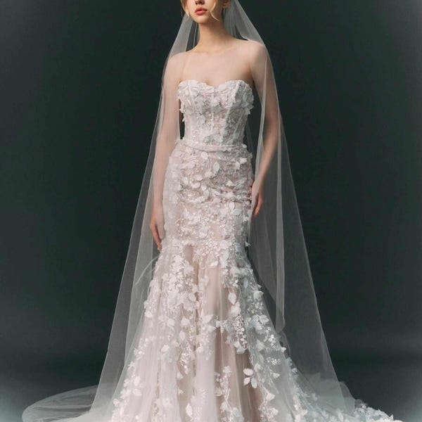 Vestido de novia de sirena con encaje floral 3D, sin tirantes, con corsé y escote corazón, y cola con apliques.