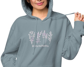 Sentimiento y curación sudadera con capucha bordada / Ropa de salud mental Crewneck / Terapeuta terapeuta trabajador social maestro camisa de regalo