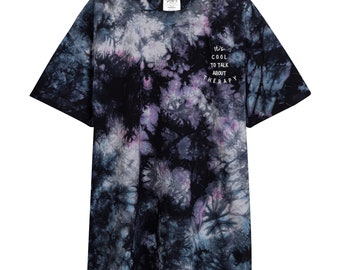 Camiseta tie-dye de gran tamaño "Es genial hablar de terapia" / Camisa de salud mental / Camisa de terapeuta / Ropa de terapia