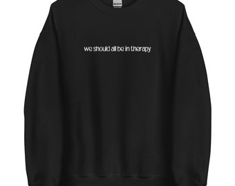 Todos deberíamos estar en terapia Sudadera con capucha bordada Sudadera / Ropa de salud mental Cuello redondo / Terapeuta de terapia Trabajador social Maestro Regalo