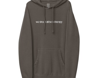 Todos deberíamos estar en terapia Sudadera con capucha bordada / Ropa de salud mental Cuello redondo / Terapeuta Trabajador social Camisa de regalo para maestros