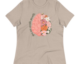 Puede incluir: Una camiseta beige con un gráfico de cerebro rosa. El cerebro está medio lleno de flores. El texto "you are worth growth" está escrito en el lado del cerebro.