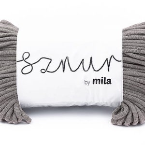以下が含まれることがあります： グレーの綿ひもロール、ラベルは「sznur by mila」。