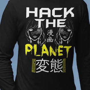 Peut inclure: T-shirt à manches longues noir avec un motif graphique blanc qui dit "Hack the Planet" avec deux visages féminins stylisés avec un design d'œil numérique. Le texte "変態" est également inclus en jaune.