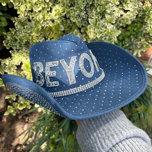 Merchandising del Beyoncé Cowboy Carter Tour 2025 / Cappello da cowboy / Accessori per concerti / Cappello a tema Beyoncé / Cowgirl in denim blu con strass / Rinascimento