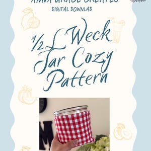 Może przedstawiać: Zdjęcie przedstawia słoik z czerwono-białą kratką. Tekst brzmi "Anna Grace Creates Digital Download 1/2 L Weck Jar Cozy Pattern". Projekt zawiera ilustracje cytryn, napoju i brzoskwiń.