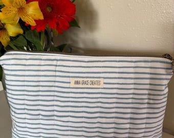 Bolsa de maquillaje acolchada con cremallera de rayas azules / Bolsa acolchada de Rifle Paper Co.