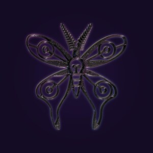 Op de afbeelding: Een donker, metaalkleurig vlinderornament met ingewikkelde uitgesneden patronen in de vleugels. Het ontwerp bevat een centraal lichaam met een detail in de vorm van een gloeilamp en twee opvallende, getextureerde antennes aan de kop.