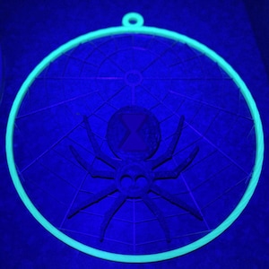 Telaraña gigante que brilla en la oscuridad, de 30 cm (12 pulgadas), colgante de pared de viuda negra con reloj de arena rojo, decoración de Halloween. imagen 4
