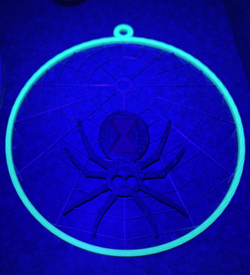 Telaraña gigante que brilla en la oscuridad, de 30 cm (12 pulgadas), colgante de pared de viuda negra con reloj de arena rojo, decoración de Halloween. imagen 4