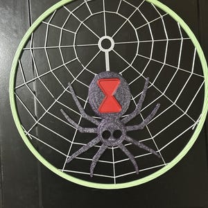 Telaraña gigante que brilla en la oscuridad, de 30 cm (12 pulgadas), colgante de pared de viuda negra con reloj de arena rojo, decoración de Halloween. imagen 1