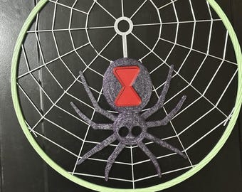 Widow's Glow, groot, lichtgevend spinnenweb, 30 cm zwarte weduwe wanddecoratie met rode zandloper, Halloween decoratie