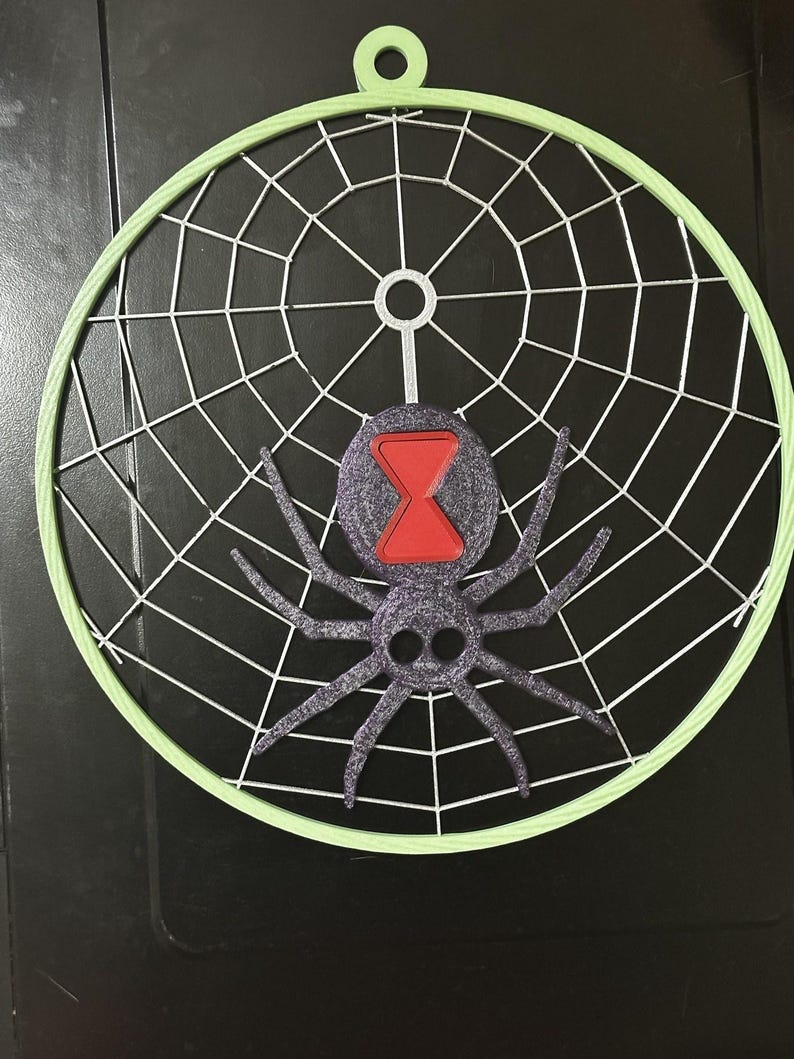 Telaraña gigante que brilla en la oscuridad, de 30 cm (12 pulgadas), colgante de pared de viuda negra con reloj de arena rojo, decoración de Halloween. imagen 1
