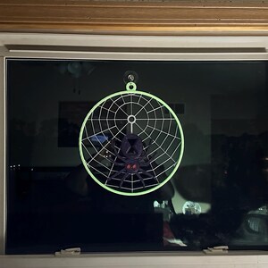 Telaraña gigante que brilla en la oscuridad, de 30 cm (12 pulgadas), colgante de pared de viuda negra con reloj de arena rojo, decoración de Halloween. imagen 2