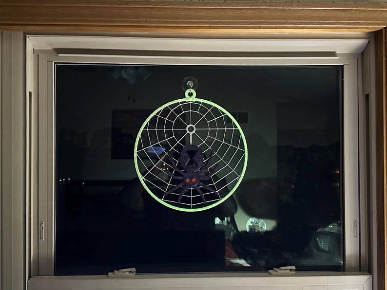 Telaraña gigante que brilla en la oscuridad, de 30 cm (12 pulgadas), colgante de pared de viuda negra con reloj de arena rojo, decoración de Halloween. imagen 2