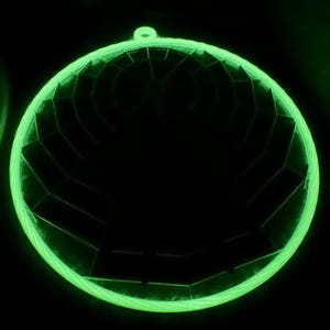 Telaraña gigante que brilla en la oscuridad, de 30 cm (12 pulgadas), colgante de pared de viuda negra con reloj de arena rojo, decoración de Halloween. imagen 3
