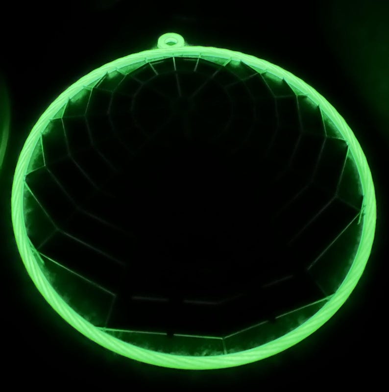 Telaraña gigante que brilla en la oscuridad, de 30 cm (12 pulgadas), colgante de pared de viuda negra con reloj de arena rojo, decoración de Halloween. imagen 3