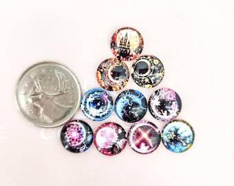 Puede incluir: Una colección de diez cabujones redondos de vidrio con varios diseños celestiales y de fantasía. Los diseños incluyen un castillo, lunas, estrellas y galaxias en tonos azules, rosas, morados y naranjas. Se incluye una moneda canadiense como referencia de tamaño.