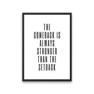Könnte beinhalten: Schwarzweißes Motivationszitat in einem schwarzen Rahmen. Das Zitat lautet "Das Comeback ist immer stärker als der Rückschlag."