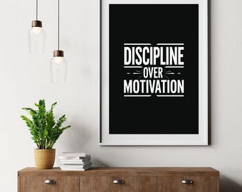 Decorazione murale "Disciplina sulla motivazione" / Citazione sulla produttività / Download digitale stampabile / Decorazione per palestra e ufficio / Stampa motivazionale minimalista