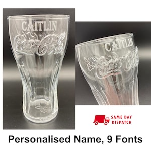 Può includere: Un bicchiere di vetro trasparente Coca-Cola con il nome "CAITLIN" inciso sul lato. Il bicchiere è personalizzato con un nome e ha 9 opzioni di font.