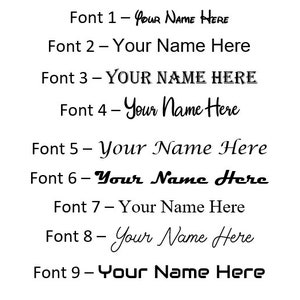 Puede incluir: Se muestran nueve estilos de fuente diferentes con el texto "Your Name Here" en cada estilo. Las fuentes van de simples a decorativas.