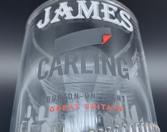 Vaso Carling personalizado y grabado de 1 pinta. 20 oz. ¡Personalízalo con tu nombre o mensaje! El sueño de los amantes de la cerveza. 9 tipos de letra. Regalo personalizado.