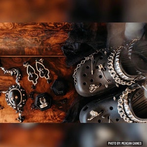 hanaiette Punk Croc Charms Goth Shoes Accessories Sandals Decorations with  Metal Spikes Chains and Skull Set for Clogs