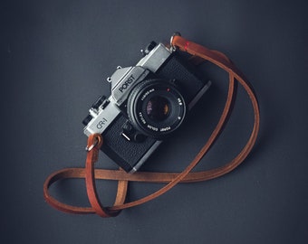 Extra Schmaler Vintage Kameragurt aus hochwertigem Leder in Braun. Zeitlos und Qualitativ. Analog oder DSLR Kameras