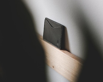 Minimalist leather card holder – Black | Handmade & hand-stitched in Germany
