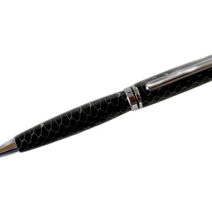 Stylo à bille de luxe artisanal noir classique avec motif hexagonal argenté moderne qui agrémentera toutes vos tenues de travail