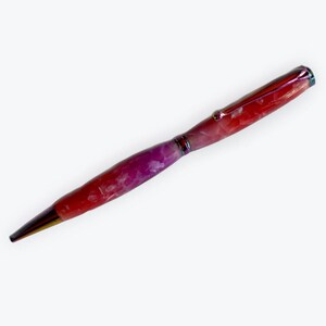 Ce stylo fait main élégant rose, rouge et violet avec un mécanisme de torsion exceptionnel de couleur arc-en-ciel est un cadeau élégant et époustouflant pour toutes les femmes.