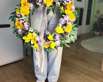 Wianek na drzwi wejściowe z wiosennych kwiatów, żółta róża i fioletowe bratki, dekoracja w stylu rustykalnym, 19 cali, autorstwa Floriny