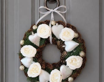 Kerstkrans met witte rozen en dennenappels, zilveren hartjes, winterse voordeurdecoratie, rustieke feestdecoratie, 35,5 x 35,5 cm, van Florina