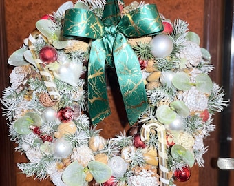 Ręcznie robiony wieniec świąteczny – zielona wstążka i ozdoby cukierkowe, dekoracja na drzwi wejściowe, 15 x 15 cali