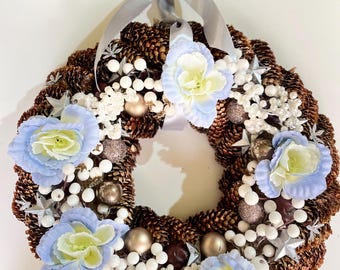 Rustieke kerstblauwe bloemenkrans - dennenappels en zilveren lint 15 x 15 inch