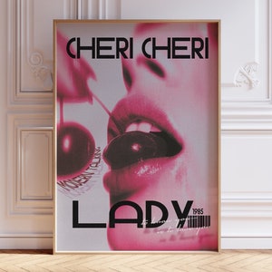 Könnte beinhalten: Ein Vintage-Poster in Pink- und Rottönen mit den Lippen einer Frau, in denen sich eine Kirsche befindet. Der Text auf dem Poster lautet "Cheri Cheri Lady 1985".