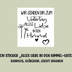 Könnte beinhalten: Ein schwarz-weißer Rub-on-Aufkleber mit dem Text "Wir senden dir zum Vatertag alles Liebe in den Himmel." Der Aufkleber ist für den Vatertag gedacht und zeigt ein Herz und zwei Blumen.