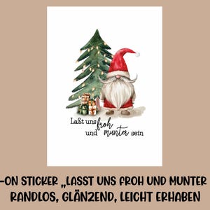 Könnte beinhalten: Weihnachtsaufkleber mit einer Aquarellillustration eines Zwergs mit roter Mütze und Mantel sowie einem langen weißen Bart. Ein grüner Weihnachtsbaum und verpackte Geschenke sind ebenfalls im Bild. Der Text "Laßt uns froh und munter sein" steht darunter.