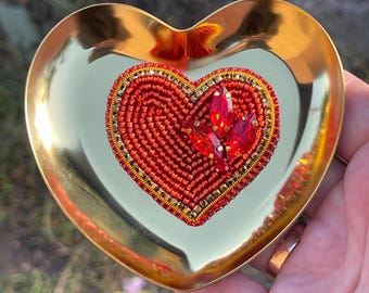 Broche de corazón rojo con cuentas bordadas a mano