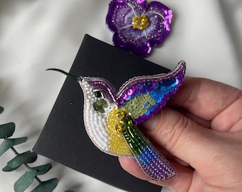 Handgemachter Perlen Kolibri Pin: Bestickte Brosche