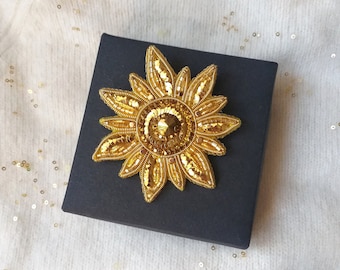 Perlen Brosche Sonne: Gesticktes Luxus Geschenk