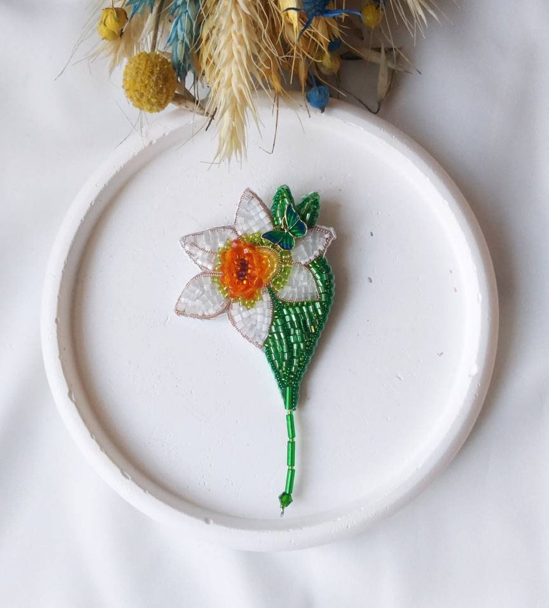 Брошь нарцисс из бисера с золотой бабочкой, Заколка с вышитым весенним ...