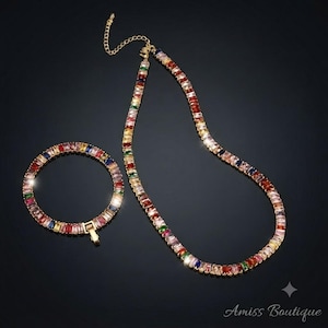 Multicolor sieradenset met baguettekristallen, vergulde choker-ketting en armband.