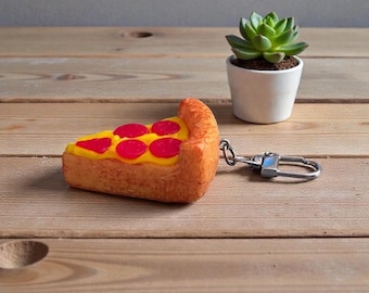 Handgemaakte polymeerklei peperoni pizzasleutelhanger – foodie cadeau
