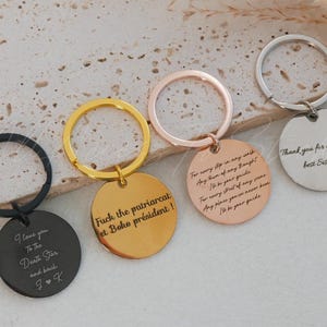 Benutzerdefinierter Text graviert Schlüsselanhänger, Edelstahl Kreis Schlüsselanhänger, Geburtstagsgeschenk für Bestie