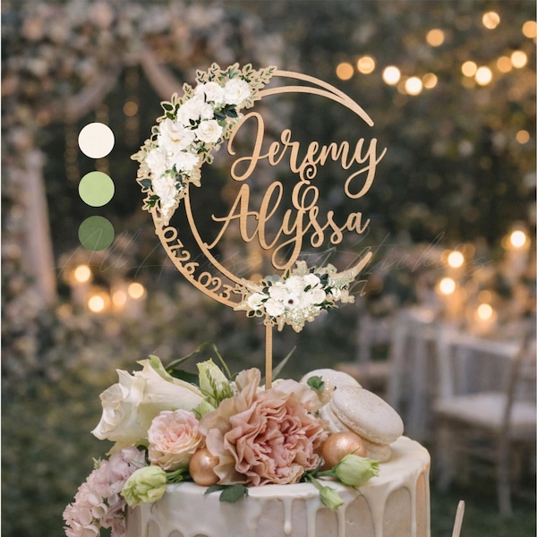 Decorazione per torta nuziale a tema celeste: luna e fiori, con nomi personalizzati degli sposi.