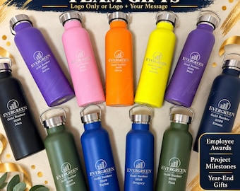 Op de afbeelding: Een collectie van tien roestvrijstalen waterflessen in diverse kleuren, waaronder paars, roze, oranje, geel, donkerblauw en groen. Elke fles is voorzien van een zilverkleurige dop en het logo van Evergreen Financial Group.
